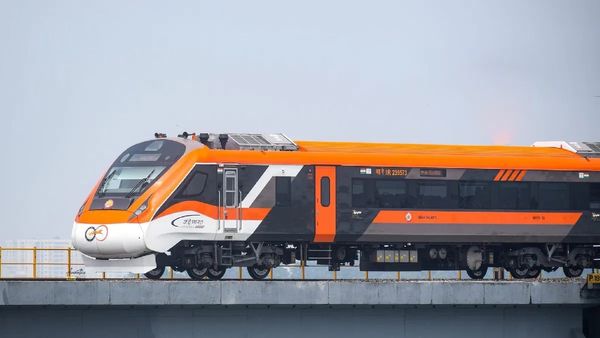 சோதனை ஓட்டம் வெற்றி.. வருகிறது மதுரை டூ பெங்களூர் வந்தே பாரத்.. இதுதான் ரூட்.. இங்கெல்லாம் நிற்கும்!