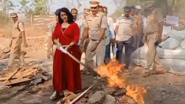 கொள்ளிக்கட்டையோடு வந்துட்ட ஆபீசர்.. போலீஸின் சக்ஸஸ் 