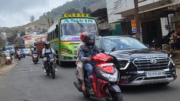 வீக் எண்ட்+ ரம்ஜான்.. சின்னராசை கையில் பிடிக்க முடியல.. திணறுதே ஊட்டி.. கடும் போக்குவரத்து நெரிசல்