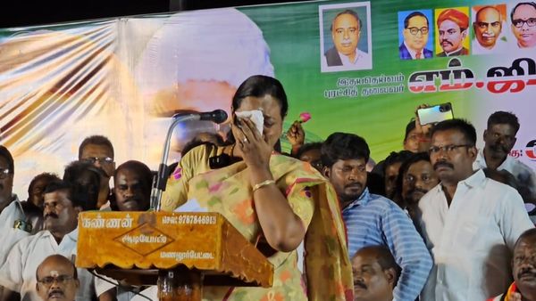 விஜயகாந்த் பற்றி பேச பேச, அடக்க முடியாமல் தேம்பி அழுத பிரேமலதா! பிரச்சார மேடையில் உருக்கம்!