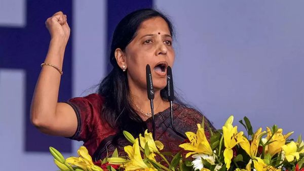 நேரடியாக களத்தில் குதித்த சுனிதா கெஜ்ரிவால்.. தேர்தல் பரப்புரையில் தீவிரம்! டெல்லியில் இன்று ரோட் ஷோ