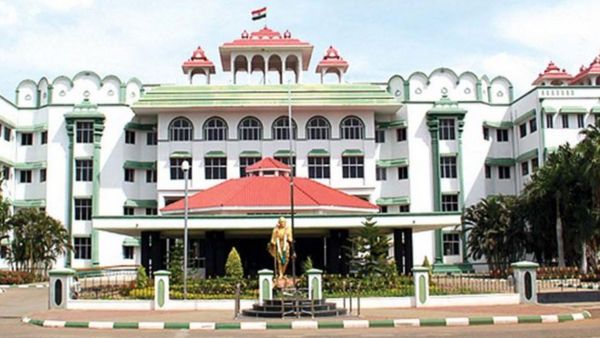 கள்ளழகர் மீது தண்ணீர் பீய்ச்ச முன்பதிவு.. ஆட்சியருக்கு யார் அதிகாரம் கொடுத்தது? ஐகோர்ட் கிளை கேள்வி