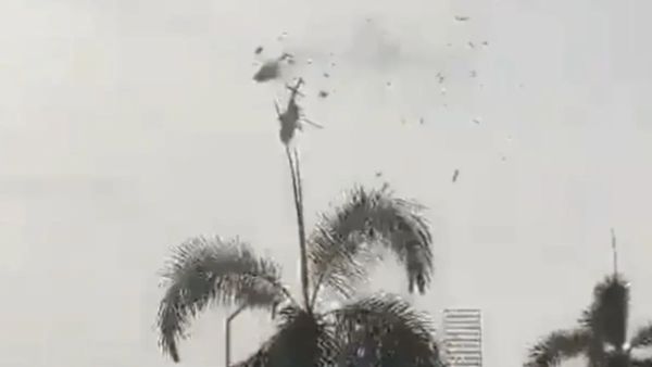 ஒரு நொடி தான்..நடுவானில் சிதறிய ஹெலிகாப்டர்கள்! உறைந்து போன மக்கள்.. பதைபதைக்க வைக்கும் காட்சிகள்!