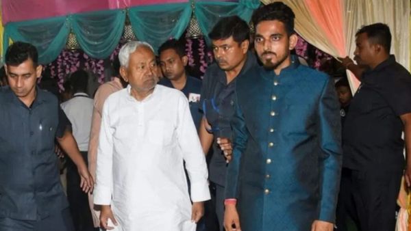 பீகாரில் நிதிஷ் குமாரின் கட்சி நிர்வாகி மர்ம கும்பலால் சுட்டுக்கொலை.. தேர்தல் நேரத்தில் ஷாக்!