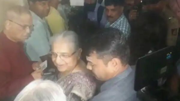 வீட்டுக்கு கூட போகல.. மருத்துவமனையில் இருந்து நேரடியாக வாக்களிக்க வந்த நாராயண மூர்த்தி! அடடே செம