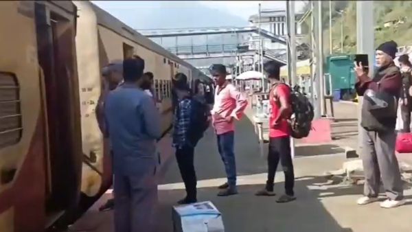 ரத்து செய்யப்பட்ட பயணிகள் ரயில்! சொந்த ஊருக்கு சென்று வாக்களிக்க முடியாமல் தவிக்கும் அசாம் மக்கள்!