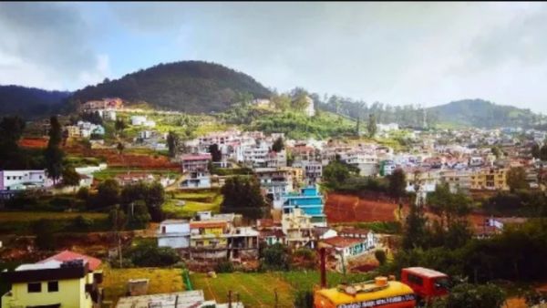 ஊட்டியில் காலையிலயே கொளுத்துது வெயில்.. யாரும் ஸ்வெட்டர் கூட போடல.. புழுக்கத்தில் வதைபடும் நீலகிரி