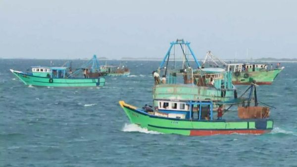 ‛‛கடற்கொள்ளையர்கள் அட்டூழியம்’’.. நாகை மீனவர் மீது கொடூர தாக்குதல்.. கடலில் குதித்து தப்பிய 3 பேர்