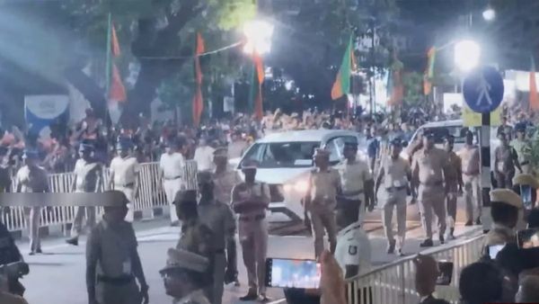 சென்னையில் தொடங்கியது மோடியின் ரோடு ஷோ.. பிரதமரை பார்த்ததும் மலர்களை வீசி வரவேற்ற பாஜக தொண்டர்கள்