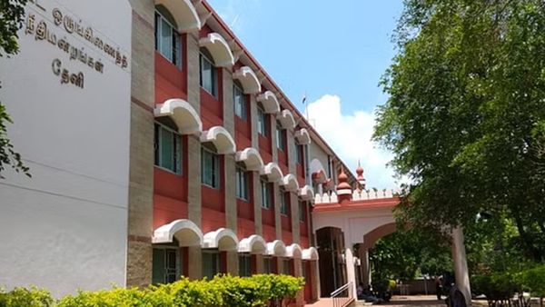 இஎம்ஐயில் பைக் வாங்க போறீங்களா.. தேனியில் தனியார் நிதி நிறுவனத்திற்கு நடந்த தரமான சம்பவத்தை பாருங்க