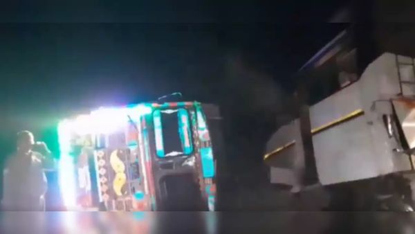 பக்தர்கள் சென்ற பேருந்து மீது மோதிய லாரி.. 11 பேர் உயிரிழந்த சோகம்! உத்தரப் பிரதேசத்தில் ஷாக்