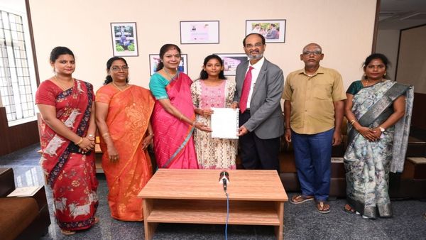 சென்னை மாநகராட்சி டாப் மாணவி பூங்கோதை ஆனந்த கண்ணீர்.. எத்திராஜ் கல்லூரி தந்த இன்ப அதிர்ச்சி