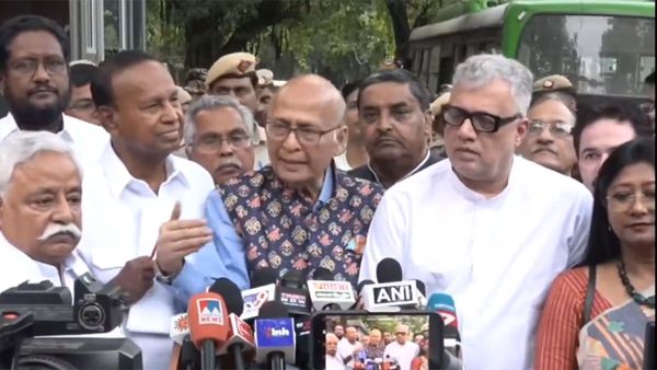 வாக்கு சதவிகிதம் வெளியாக 11 நாட்களா? தேர்தல் ஆணையத்திடம் நேரில் முறையிட்ட ‘இந்தியா கூட்டணி’தலைவர்கள்