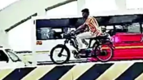 திருச்சி பிரபலம் யார்? கொள்ளிடம் பாலத்தில், அதுவும் சிமென்ட் கட்டையில் பைக்கில்.. திணறிட்டாங்க ஜனம்