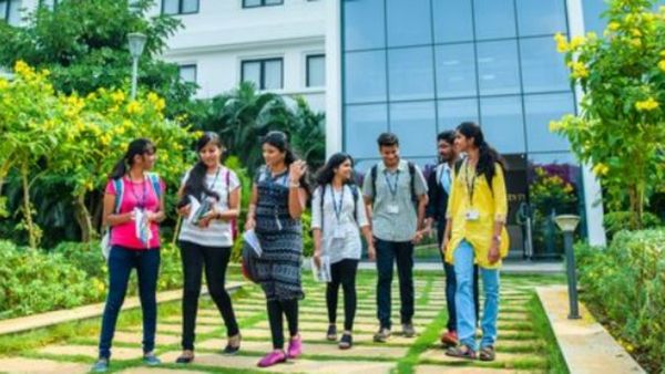 ஒரே நேரத்தில் 2 டிகிரி படிக்கலாம்! அரசு வேலைக்கு ஏற்ற டிகிரி எது? நல்ல கல்லூரி எது?