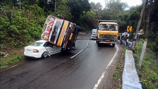 கொடைக்கானல் மலை சாலையில் கார் மீது ஏறி நின்ற லாரி.. நல்வாய்ப்பாக நடந்த அதிசயம் 