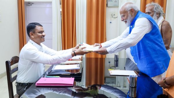 லோக்சபா தேர்தல்: வேட்பு மனுத் தாக்கல் செய்த மோடி.. வாரணாசி ஆட்சியர் யார்? எந்த ஊர் தெரியுமா? 