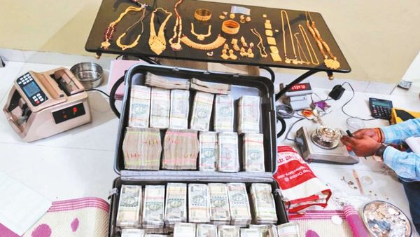 அடுக்குமாடி வீடுகள்.. குவிந்து கிடந்த தங்கம்.. கட்டுக்கட்டாக பணம்.. கோடிகளை குவித்த இன்ஸ்பெக்டர்