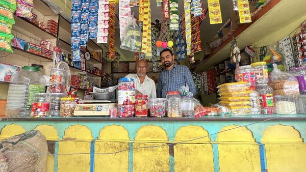 பெட்டிக்கடை வைத்து டாக்டர் ஆக்கிய தந்தைக்கு..33 வருடம் கழித்து மகன் கொடுத்த மறக்க முடியாத பரிசு