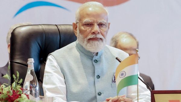 பிரதமர் மோடி மாதம் எவ்வளவு சம்பளம் வாங்குகிறார் தெரியுமா? இவ்வளவு சலுகைகளா? அடேங்கப்பா!