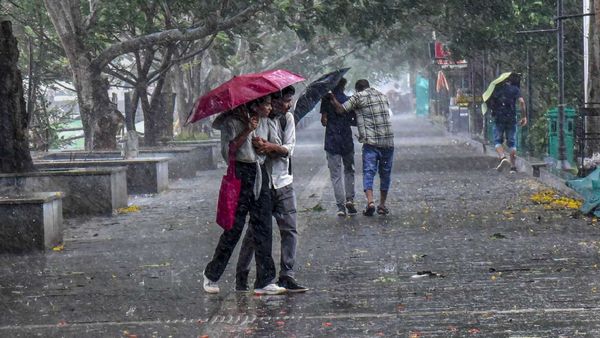 கூலிங் மோடில் தமிழ்நாடு! கொட்டோ கொட்டுனு கொட்டப் போகும் மழை! வெதர்மேன் கொடுத்த இனிப்பான அப்டேட்!