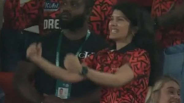 மாறன் பொண்ணை பாருங்க.. வானில் குதித்த காவ்யா.. கால் தரையிலே இல்ல.. சன்ரைசர்ஸ் போட்ட சர்ப்ரைஸ் பந்து