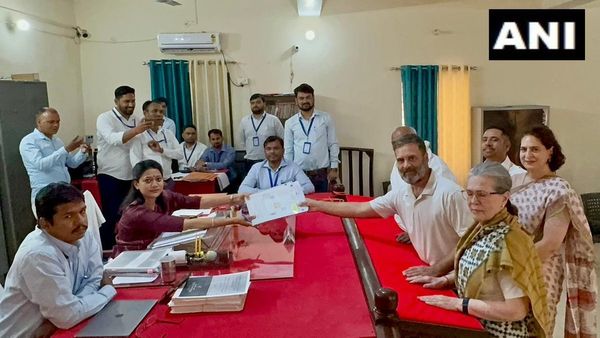 அம்மா சோனியா, தங்கை பிரியங்கா சூழ ரேபரேலி தொகுதியில் வேட்பு மனுத் தாக்கல் செய்தார் ராகுல் காந்தி!