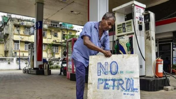 2 லிட்டருக்கு மேல் கிடையாது! பெட்ரோல், டீசல் விற்பனைக்கு கட்டுப்பாடு! இந்தியாவில் தான் எங்க தெரியுமா