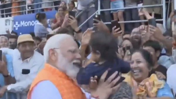 மோடியின் ’உள்ளே போ’ மொமெண்ட்! குழந்தையைப் பார்த்ததும் குஷி.. செக்யூரிட்டியை எதுக்காக முறைச்சாரு?