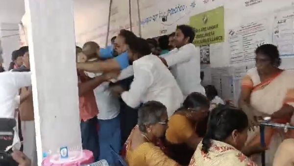 எலக்சன் சீரியஸ்..வரிசைல வர மாட்டியா? வாக்காளருக்கு அடி.. ஒய்எஸ்ஆர் எம்எல்ஏவை காதோடு அப்பிய வாக்காளர்