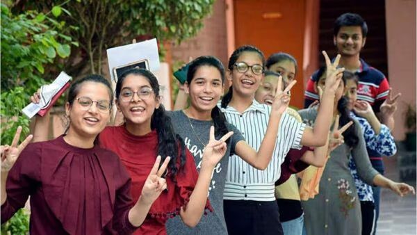 மதிப்’பெண்கள்’னு பேர் வச்சா இப்படி தான்! பிளஸ் 1 பொதுத்தேர்விலும் மாணவிகள் தான் கெத்து!