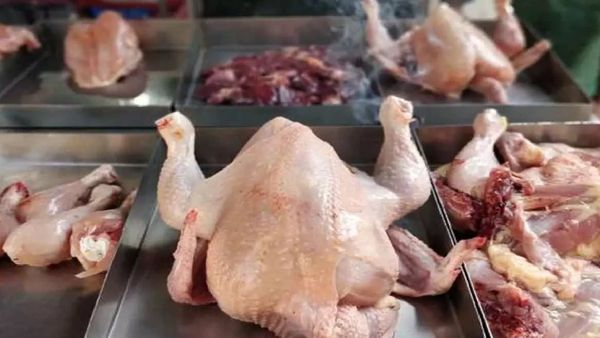 சிக்கன் வாங்கலாம் என்று கடைக்கு போனால்.. ரேட்டை கேட்டு ஆடிப்போன பெங்களூர்வாசிகள்! விண்ணை தொடும் விலை