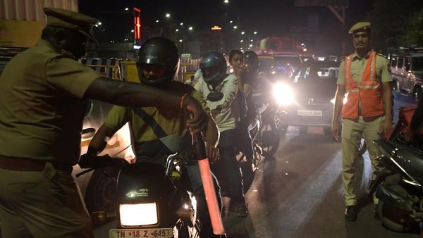 இரவில் கடற்கரை, பூங்காவில் பொதுமக்களை போலீசார் விரட்டக் கூடாது என மனு.. ஹைகோர்ட் பிறப்பித்த உத்தரவு