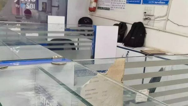 பேங்கில் ஊழியர்களே இல்லை.. புகார் அளித்த கஸ்டமருக்கே ஷாக் கொடுத்த எஸ்பிஐ வங்கி.. என்னன்னு பாருங்க