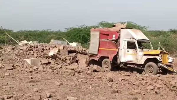 சிதறிக் கிடந்த உடல் பாகங்கள்.. 2 மணி நேரம் போராடிய மீட்புப்படை.. விருதுநகரை அலற வைத்த வெடி விபத்து!