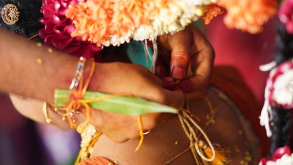 கேதுவை சமாளிக்க வரும் குரு.. மஞ்சள் நிற கயிற்றில் தாலி கட்டுவது ஏன்? கணக்கா மூன்று முடிச்சு ஏன்?