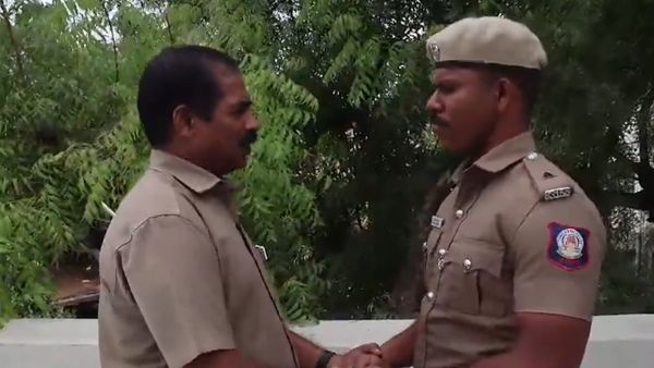 வாங்க ஒரு டீய போடுவோம்..! கைலுக்கிய காவலர்..கட்டிப்பிடித்த நடத்துனர்! ஒருவழியா பஞ்சாயத்து முடிஞ்சது!