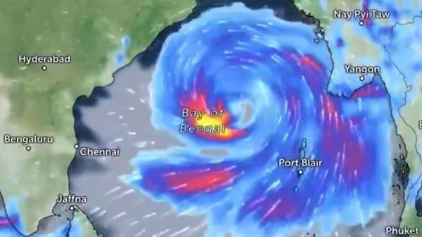 120 கி.மீ வேகத்தில் காற்று வீசுகிறது.. சூறாவளியாக மாறி சுழன்று கரையை கடக்கும் ரெமல் புயல்