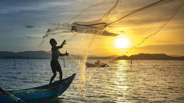 தமிழக மக்களுக்கு வார்னிங்.. ‛காவு’ வாங்கும் கள்ளக்கடல் நிகழ்வு! நாளை மாலை வரை கடலுக்குள் செல்லாதீங்க