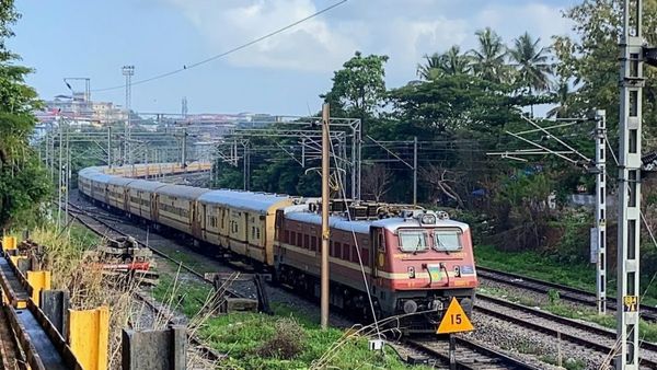 ரயிலில் இருந்து விழுந்து கர்ப்பிணி பலியான சம்பவம்.. அபாய சங்கிலியில் பிரச்னை இல்லை: ரயில்வே விளக்கம்