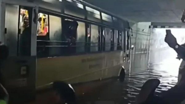 வள்ளியூர் ரயில்வே பாலத்தில் மழைநீரில் சிக்கிய அரசு பேருந்து! எச்சரித்தும் கேட்காத டிரைவர் சஸ்பெண்ட்