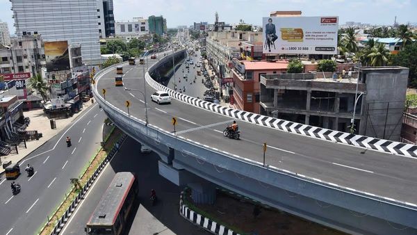 சென்னை வேளச்சேரி பஸ் ஸ்டாண்டில் தனியாக வாகன சோதனை.. போலீஸ்காரருக்கு உடனே பறந்து வந்த ஆர்டர்