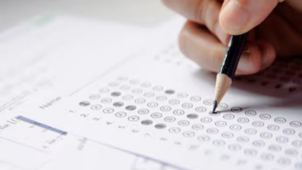 ‛நீட்’ தேர்வில் பெரிய முறைகேடு.. தேர்வு முடிந்த பிறகு விடை எழுத கைமாறிய பணம்.. அதிர வைத்த குஜராத்!