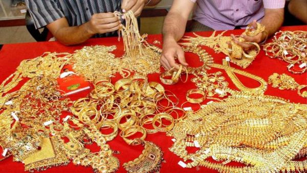 திருமணமான பெண்கள் அதிகபட்சம் எவ்வளவு நகைகள் வீட்டில் வைத்து இருக்கலாம் தெரியுமா? ரூல்ஸ் இதுதான்