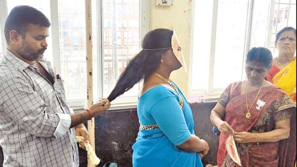 ஞாபகம் இருக்கா திண்டுக்கல் பாஜக சரஸ்வதியை? பழனி கோயில்ல மோடிக்காக மடிப்பிச்சை கேட்டாரே? இப்ப பாருங்க