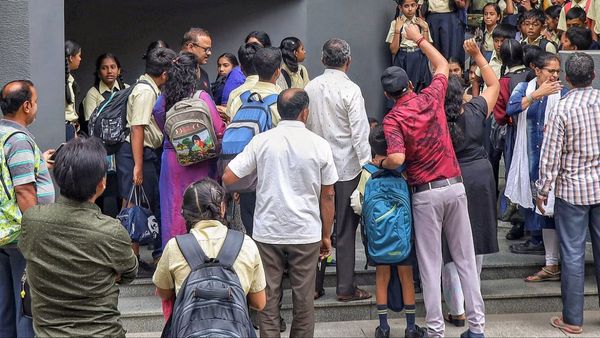 ’சிந்தி' கலாச்சாரம்.. 7ஆம் வகுப்பு பாடத்தில் சிரித்த தமன்னா..! டென்ஷன் ஆன பெற்றோர்.. பறந்த புகார்!?