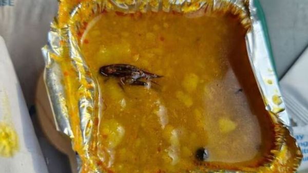 காசு கொடுத்து வாங்கிய சாப்பாட்டில் கரப்பான்பூச்சி! வந்தே பாரத் மூலம் வரும் வாந்தி பேதி!