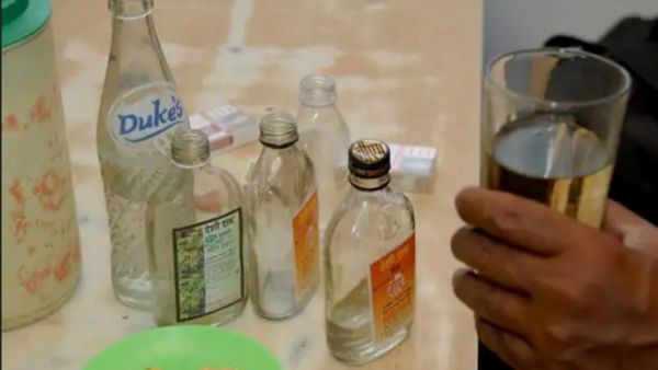 பொள்ளாச்சியில் கள்ளச்சாராயம்? மது குடித்தவர்கள் மயங்கியதால் அதிர்ச்சி.. என்ன நடந்தது? போலீஸ் விசாரணை