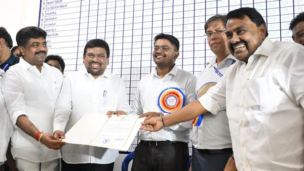 கூரியர் டூ நாடாளுமன்றத்தில் அரசியல் கேரியர்.. ஓபிஎஸ்ஸை ஓட விட்ட நவாஸ் கனி! இத்தனை கோடி சொத்துக்களா?