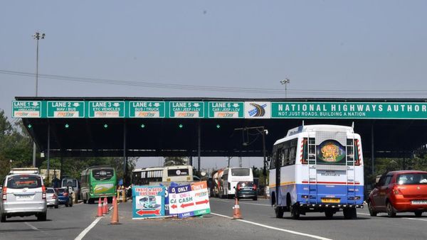 இன்று நள்ளிரவு முதல் சுங்கச்சாவடி கட்டணம் உயர்வு.. சென்னையில் எந்தெந்த டோல்கேட்டில் உயருது தெரியுமா?